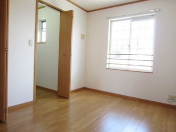 落ち着いた色調の洋室です
