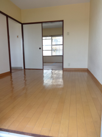 バルコニーからの洋室６帖！
