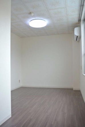 エアコンを新調し、クロスを貼替ました。