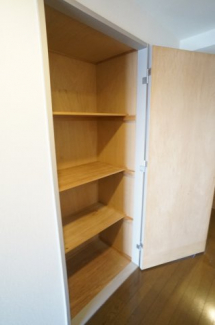 廊下にも収納がございます。