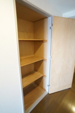 廊下にも収納がございます。