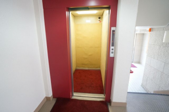 エレベーター付きのマンションです
参考、同建物・反転間取りの号室