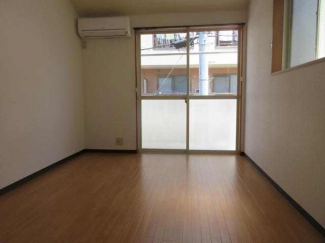 キッチン側から見た洋室