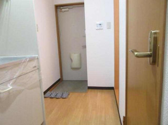 洋室側から見たキッチン