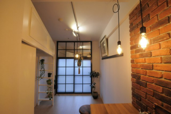 NYスタイルの木製窓。擦りガラスになっているので明るいです。