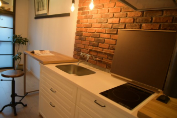 IKEAの可動式トップカウンターオリジナル造作のしまえるキッチン。
広げると作業スペースが広々としています。
ワンルームには珍しいIH２口コンロです。