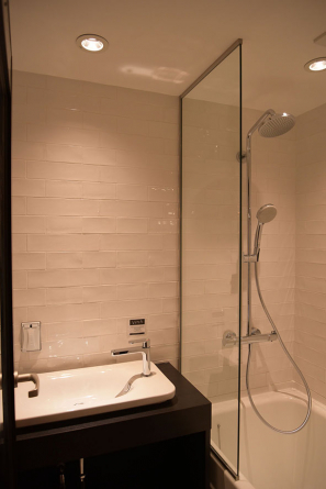 スペイン産タイルが壁全面に施され、ヨーロッパのホテルのようなバスルーム。