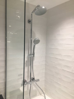 賃貸物件としては珍しいオーバーヘッドシャワー付。癒しのバスタイムに。