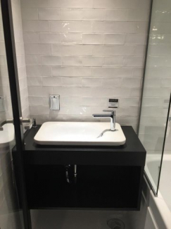 イタリア・GSSI社の水栓、トルコ・Vitra社の洗面ボウルを設置しています。