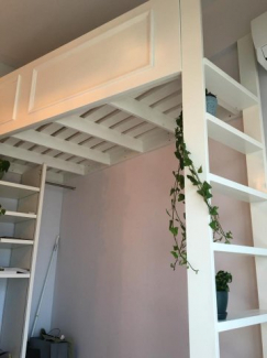 ベッド、収納スペースとして利用出来るロフト付きで室内が広く使えます。