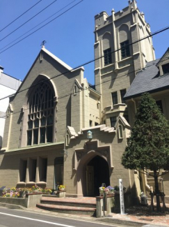 協会を改装したカフェ「フロインドリーブ」生田店まで１５０mです。