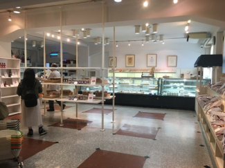カフェ「フロインドリーブ」　スイーツ販売店内