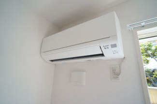 洋室のエアコンです