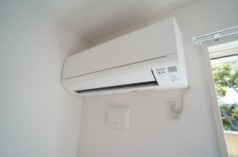 洋室のエアコンです
