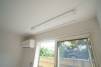 室内物干しバーついてます