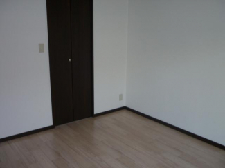 落ち着いた色調の洋室です