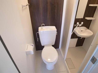 洗面シャワールームと分断できる扉ついています。