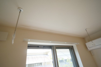 室内物干しバーは脱着可能タイプです