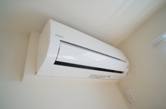 エアコンは全部で２基、各部屋についています。