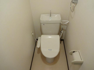 温水洗浄便座付のトイレ