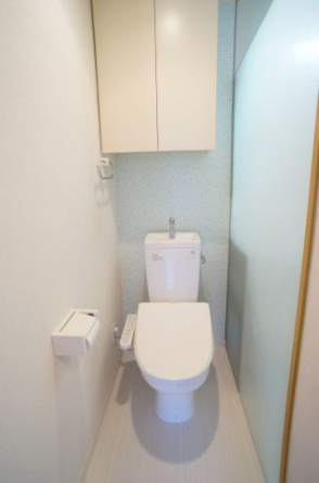 水色のクロスを一部貼って明るいトイレです。ウォシュレット付き。