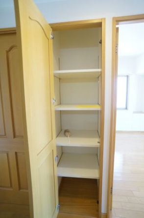 廊下にある収納は高さが変えられる棚です