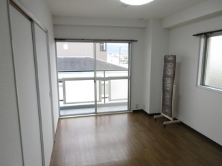 角部屋で腰窓があります。
