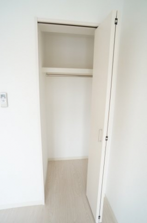 白い扉のクローゼット！素敵です！参考、同建物・別間取りの号室