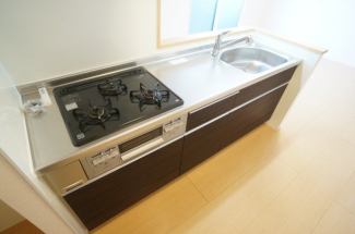 ガスコンロ３口&グリル付きです★
参考、同建物・反転間取りの号室