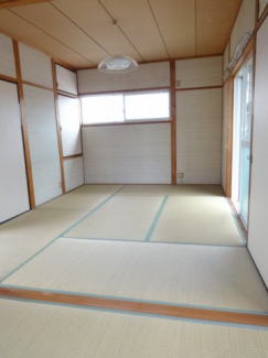 ２面採光で明るい和室６帖！