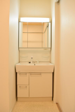 ウォシュレットトイレは節水型。手すり付き。ウォシュレットリモコンは２連紙巻き器と一体型