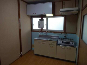 窓が有り手元の明るいダイニングです