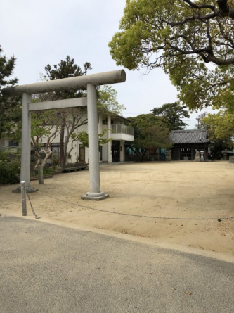 洲本高校の神社へ行く方向　前を通ります