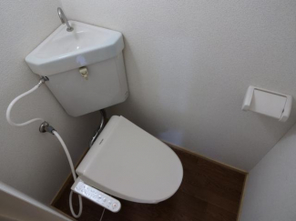 便利な温水洗浄便座付きのトイレできれいさっぱり