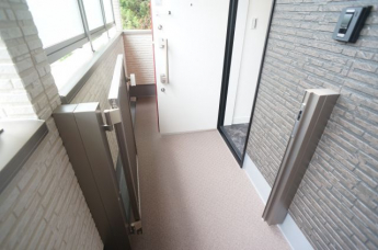 玄関ポーチがついている特別な角部屋！