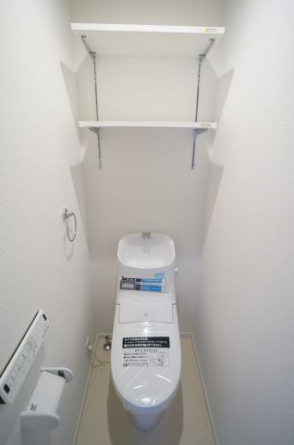 操作パネルは壁面です。スタイリッシュなウォシュレットトイレ