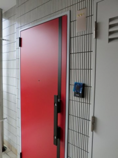 真っ赤なドアで高級感あります