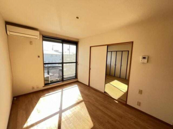 南側洋室にバルコニー有り♪