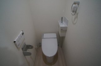 ウォシュレットのスイッチは壁掛けタイプ
参考、同建物・同間取りの号室