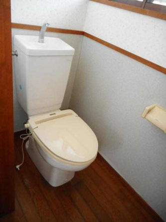 水洗トイレです。窓があるので明るく換気に便利です。