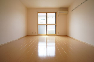 南向きの日当たりのいいお部屋です
参考、同建物・反転間取りの号室