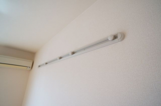 壁にはカバンなどをかけられるフックがございます
参考、同建物・反転間取りの号室