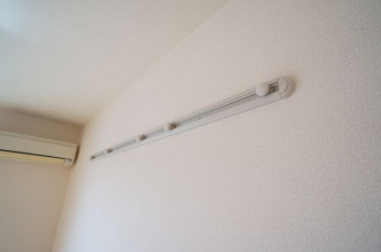 壁にはカバンなどをかけられるフックがございます
参考、同建物・反転間取りの号室