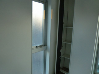 大きな窓で明るいお部屋！便利な物入れ付きです。