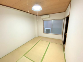 スッキリした和室です。
収納はたっぷり1間押入れがあります。