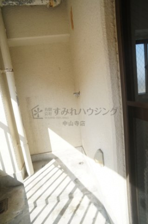 洗濯機置場はバルコニーにございます。