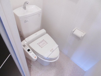 落ち着いた色調のトイレです