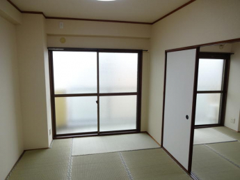 南向きのバルコニーに面した日当たりのいい和室６帖