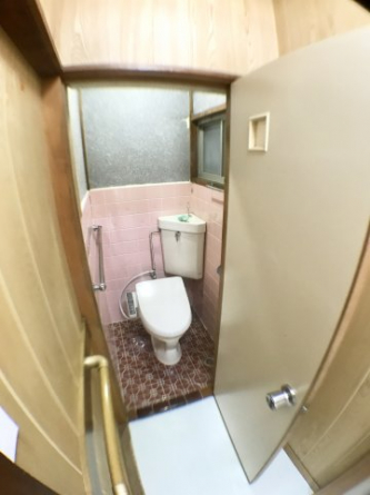 温水温座便座付きの落ち着いた色調のトイレです