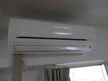 エアコンは洋室・ＬＤＫに各１台設備で付いています